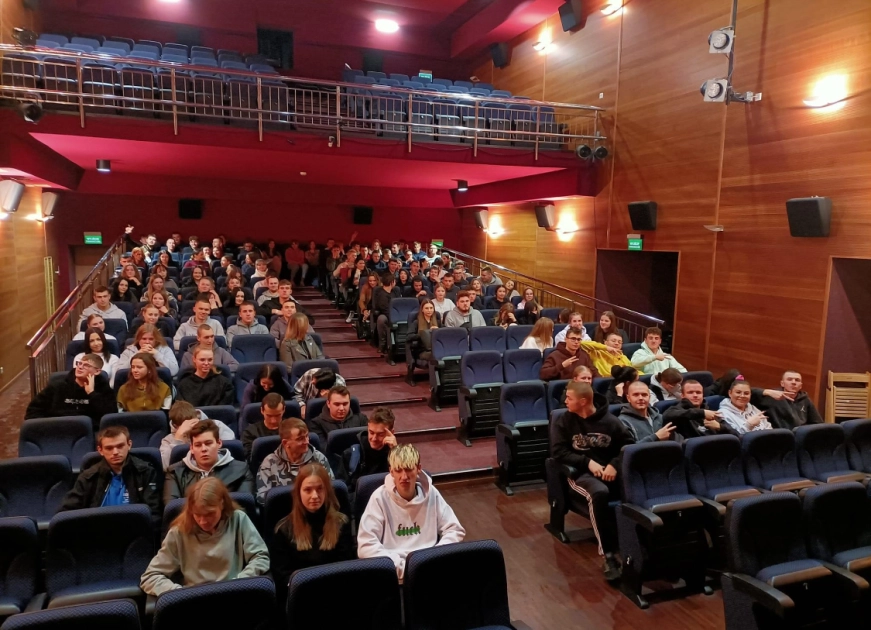 Kultury nigdy za wiele – młodzież ZSEiT na filmie Chłopi w Pasłęckim Ośrodku Kultury