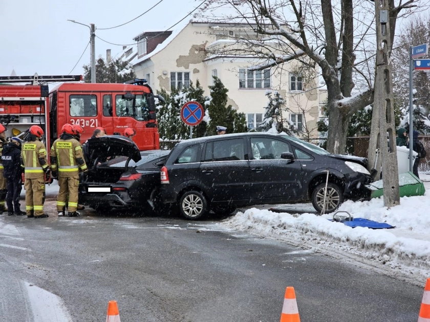 Kolizja na ul. Zwycięstwa - uszkodzony słup