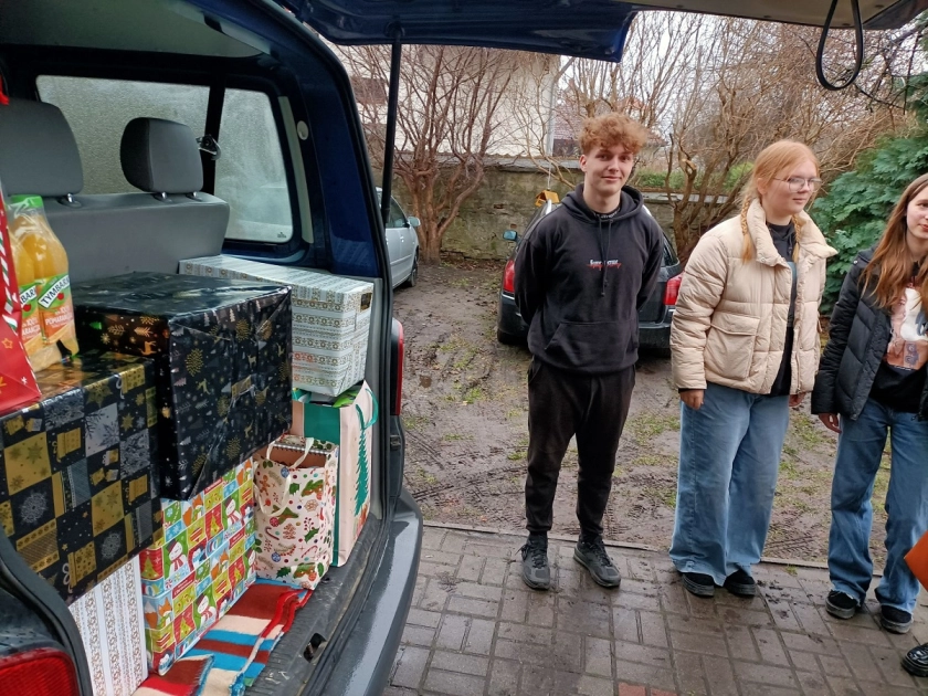 „ ŚWIĘTA PRZEPEŁNIONE MIŁOŚCIĄ” w ZSEiT