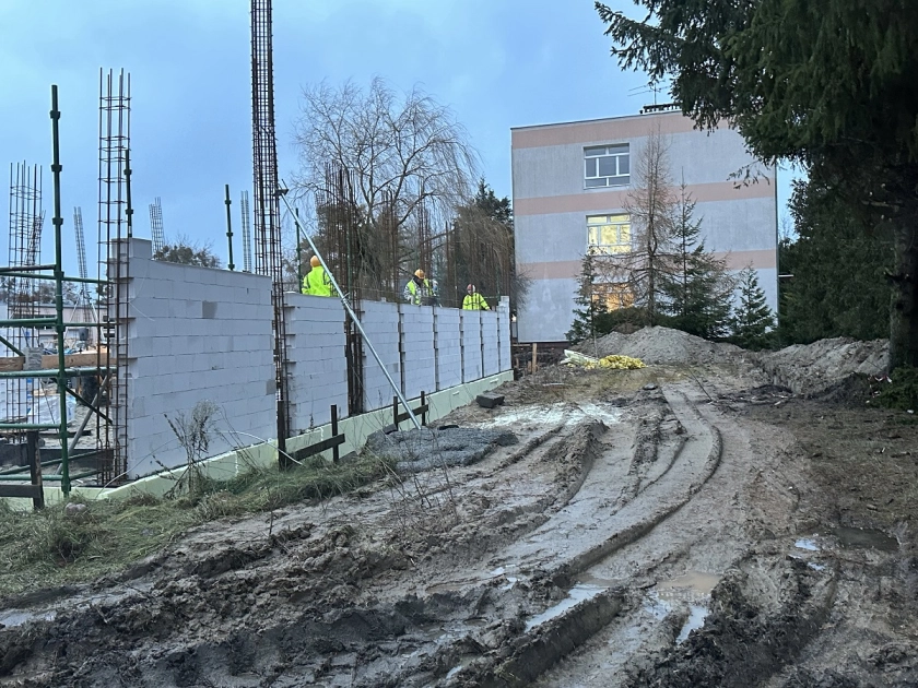 Budowa trwa mimo niepogody