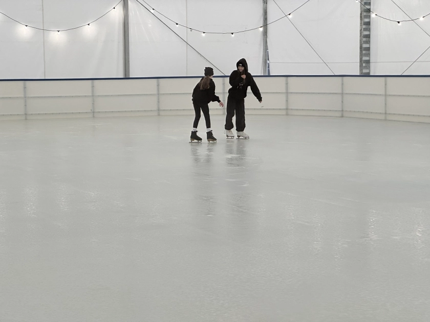 Uwaga – lodowisko otwarte 