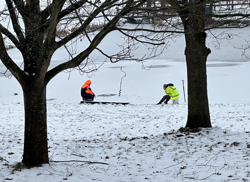 Wędkarze weszli na lód