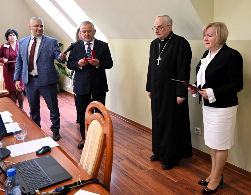 Biskup z odznaką honorową