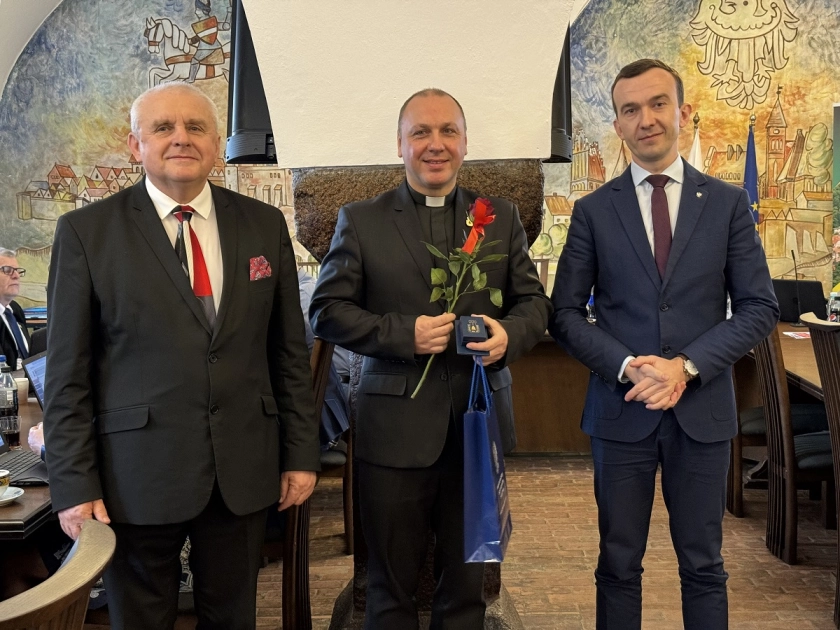 Złota odznaka Za opiekę nad zabytkami