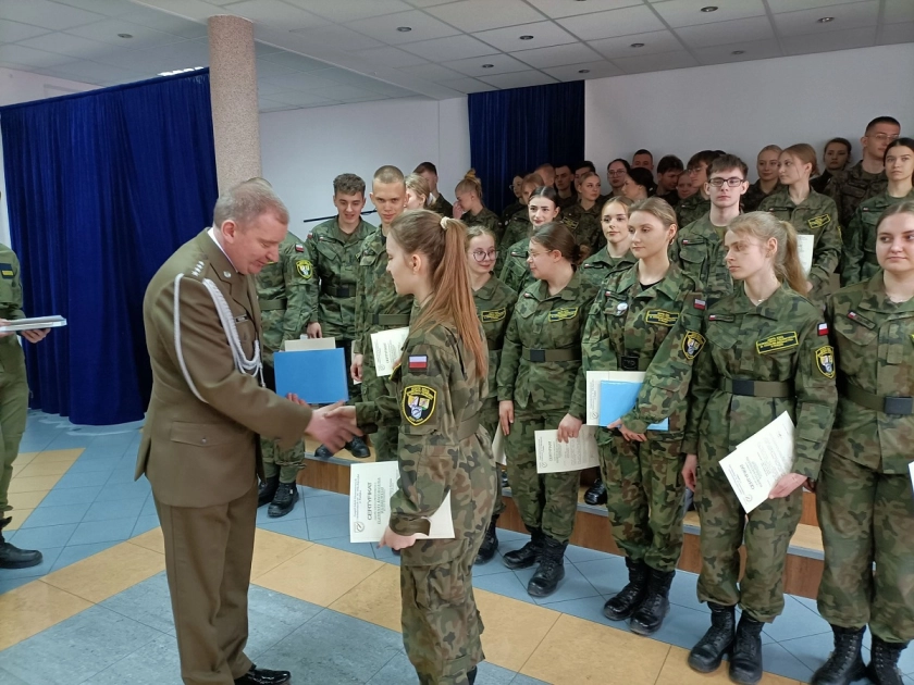 Certyfikaty dla kadetów ZSEiT – zakończenie czterech lat szkolenia wojskowego