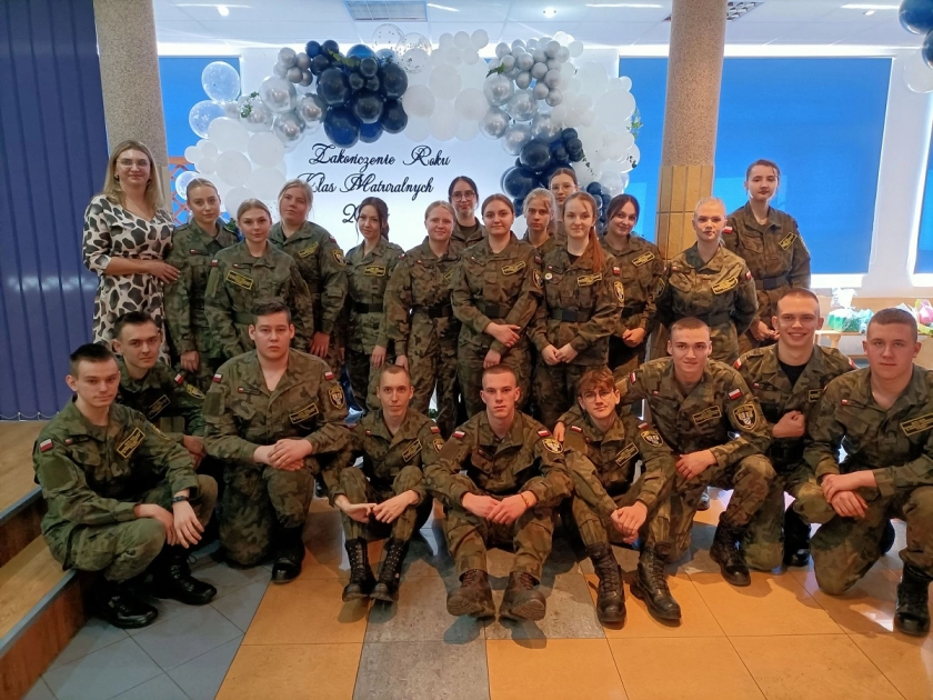 OSTATNI DZWONEK – pożegnanie absolwentów w ZSEiT w Pasłęku