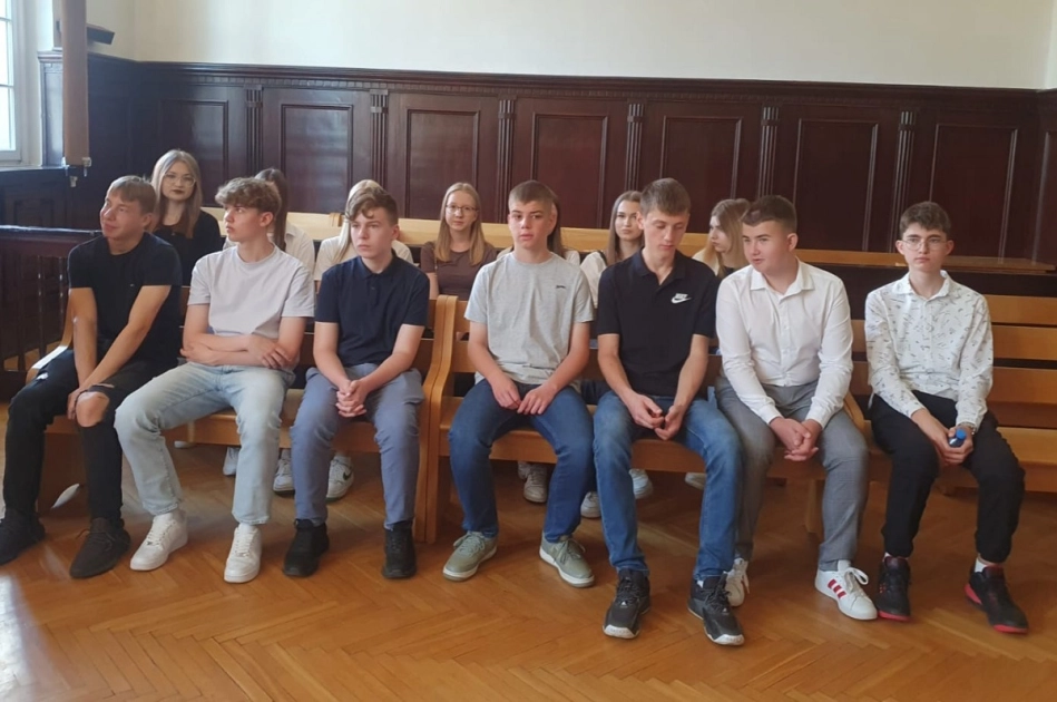 Grupa z liceum na rozprawie karnej