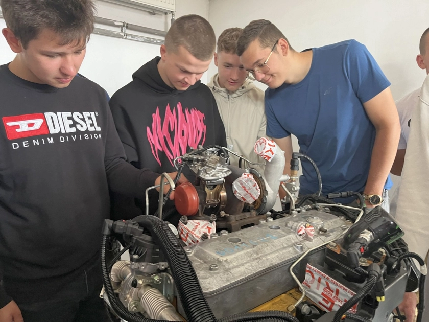 Firma FRICKE Maszyny Rolnicze przekazuje ZSEiT silnik do celów szkoleniowych