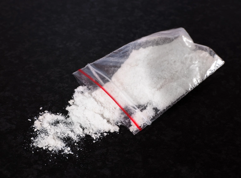 POLICJANCI ZABEZPIECZYLI PRAWIE 4 KG NARKOTYKÓW I ZATRZYMALI 24-LATKA