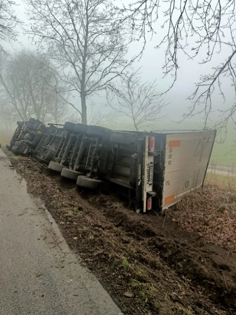 Ciężarówka wywróciła się na trasie do Młynar