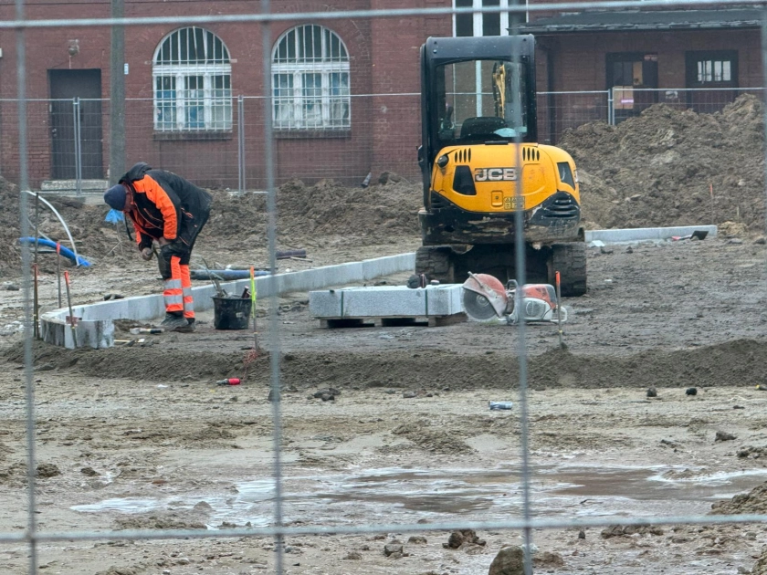 Trwają prace przed dworcem PKP