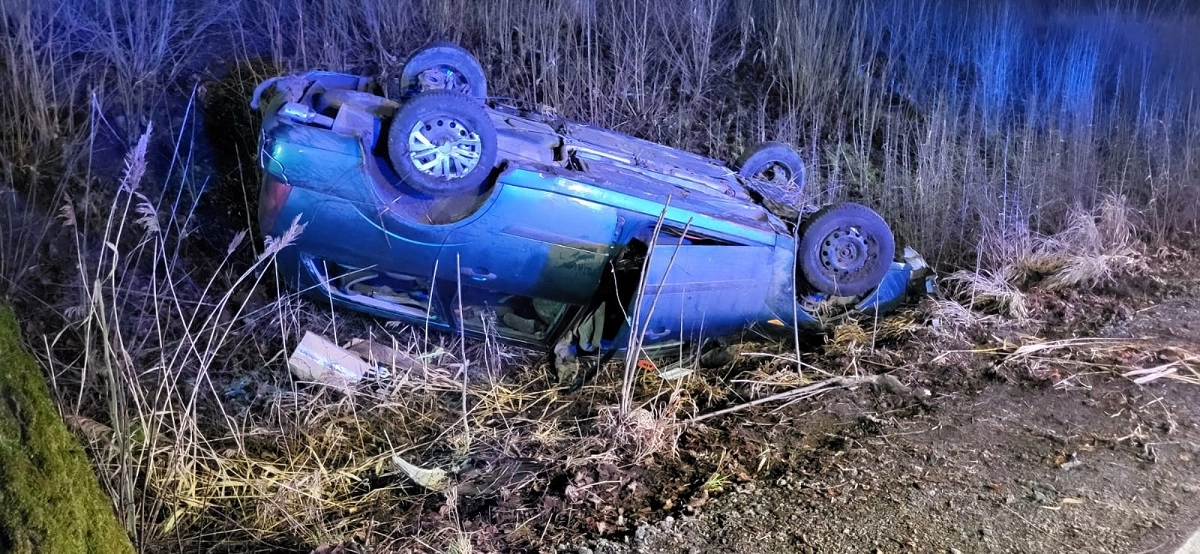 Kolizja dwóch samochodów osobowych - dachowanie