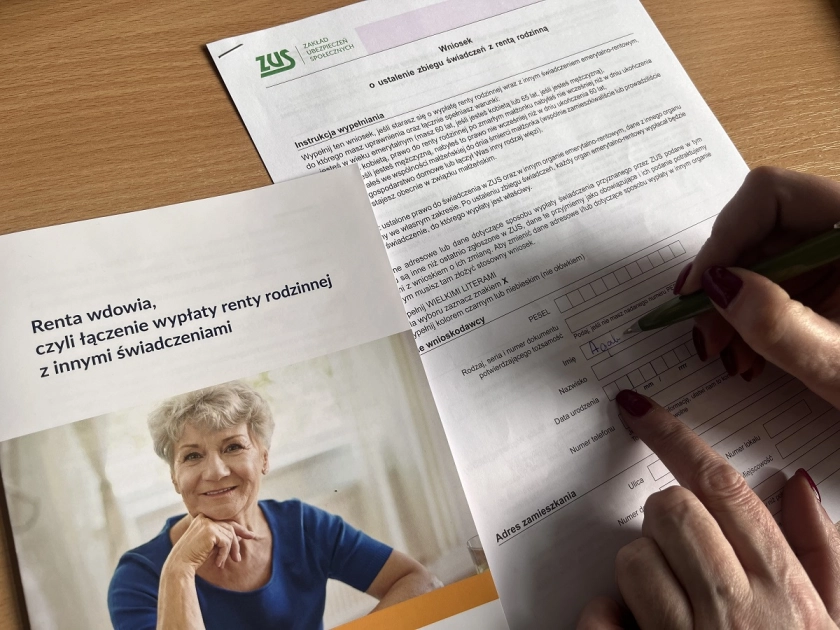 ZUS: jak przygotować się do wizyty w placówce, by złożyć wniosek o rentę wdowią