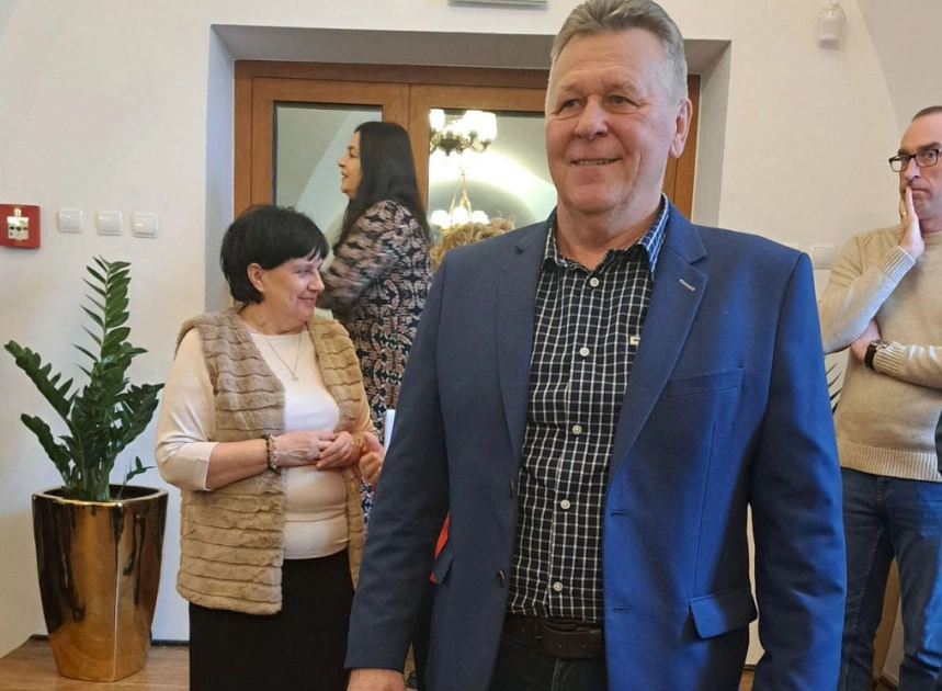 Uśmiechnięty emeryt