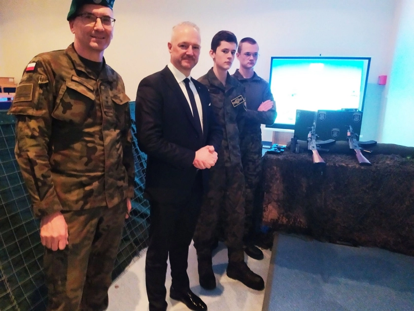 Klasa III OPW ZSEiT na II Wojskowych Targach Służby i Pracy