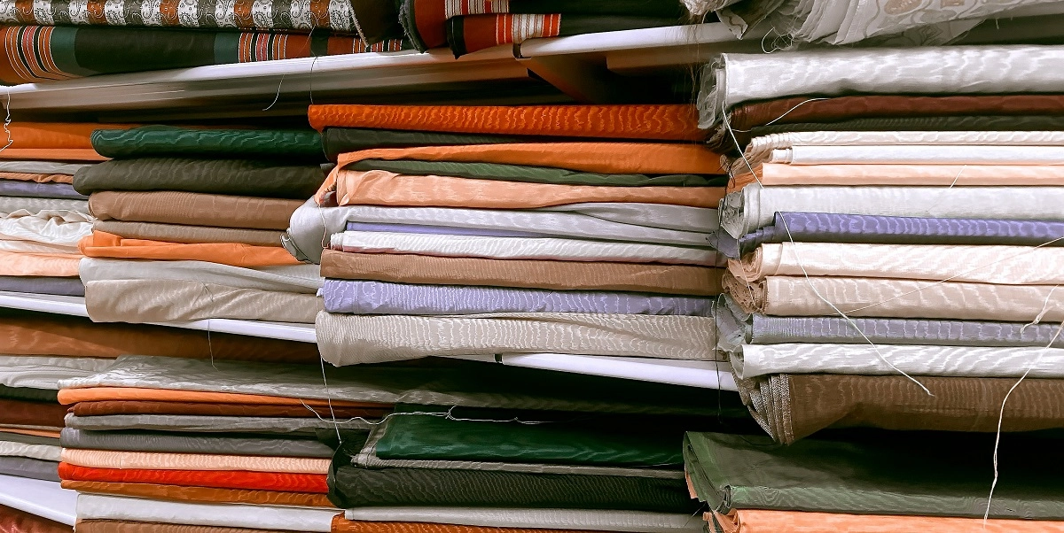 Hurtownia materiałów: jak wybrać idealne tkaniny do szycia ubrania i dekoracji