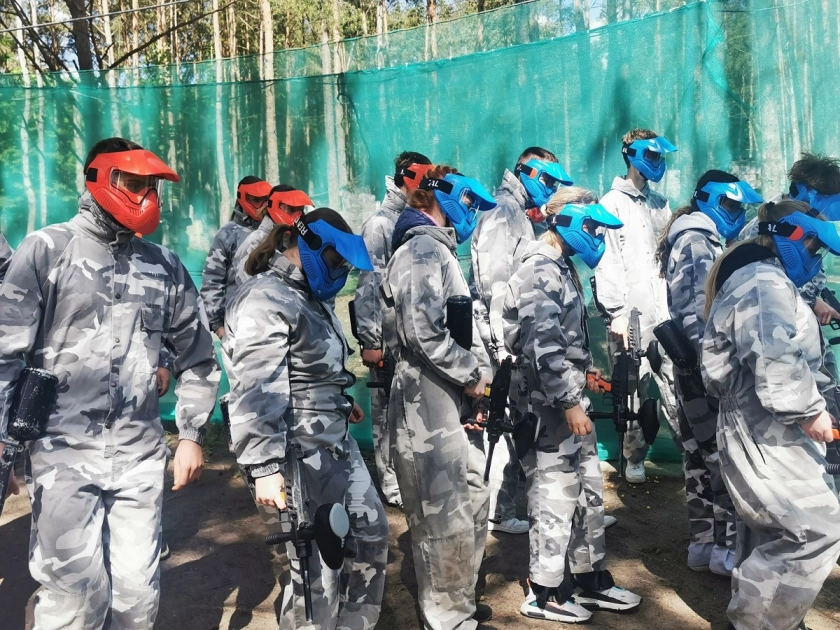 Uczniowie ZSEiT na pełnym adrenaliny desancie paintballowym!