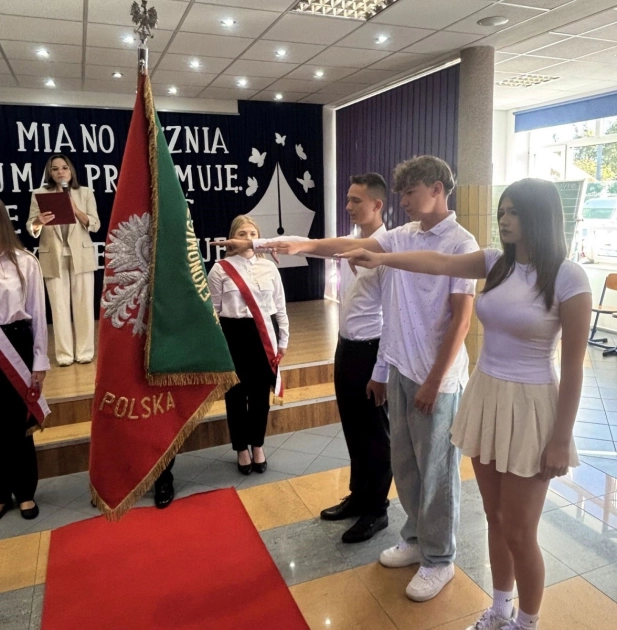 Pierwszoklasiści już oficjalnie z nami! Ślubowanie i otrzęsiny w ZSEiT