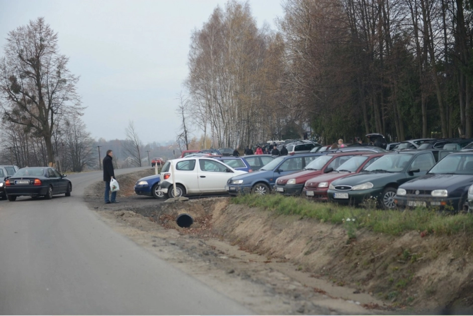 Autobusem na cmentarz