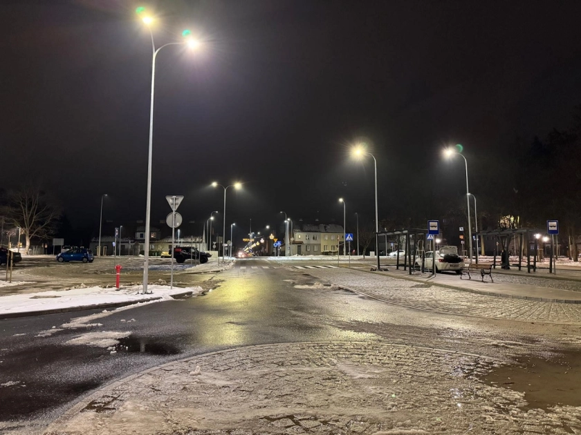 Plac dworcowy wieczorową porą