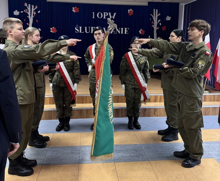 Uroczyste ślubowanie uczniów klasy I Oddziału Przygotowania Wojskowego w ZSEiT