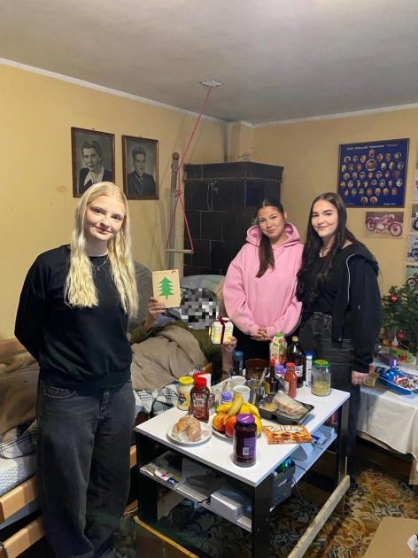 Świąteczna paczka pełna serca&ndash; uczniowie klasy 4a pomagają potrzebującym