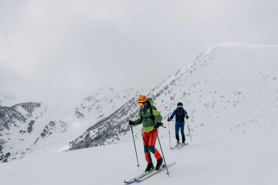 Jak przechowywać narty, by służyły wiele sezon&oacute;w? Poradnik