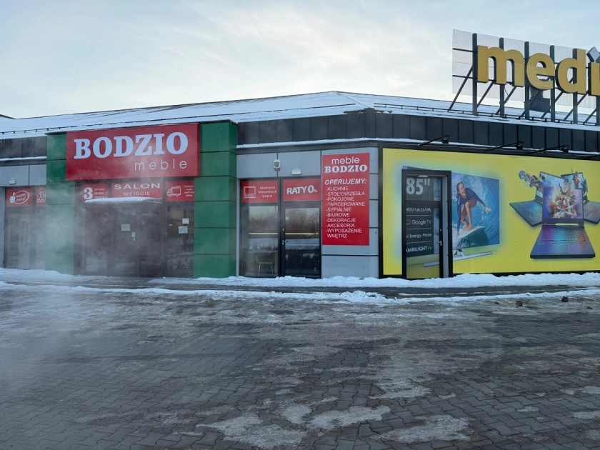 Minął weekend - wjechał w witrynę sklepową