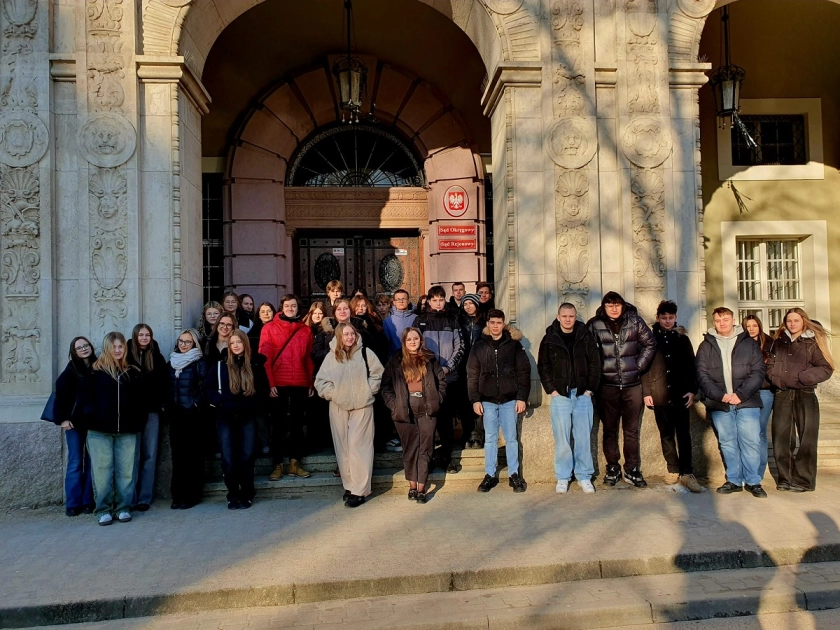 Odpowiedzialność, prawda, wyrok - uczniowie Zespołu Szk&oacute;ł poznają realia sądu