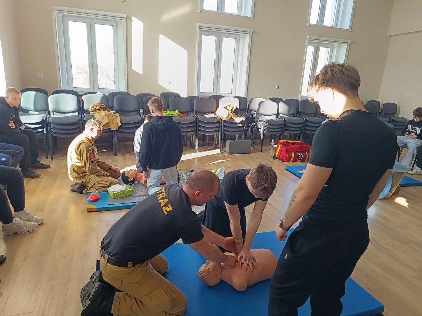 Bezpieczeństwo przede wszystkim. Logistycy z ZS w Pasłęku szkolą się ze strażakami z JRG