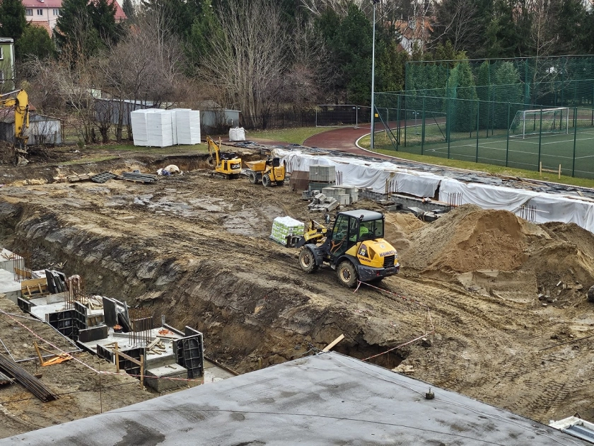 Hala przy SP 3 &ndash; ruch na budowie