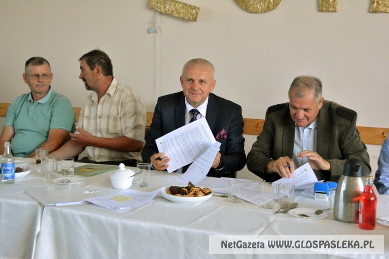 Podpisanie umowy na sieć kanalizacyjną w Rogajnach