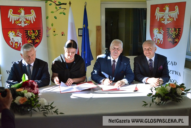 Podpisanie umowy na budynek rehabilitacji. 