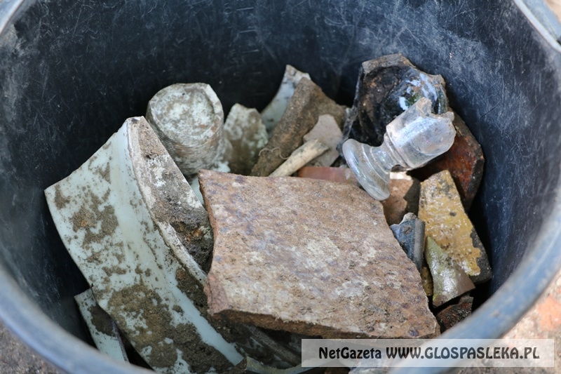 wykopaliska koło zamku