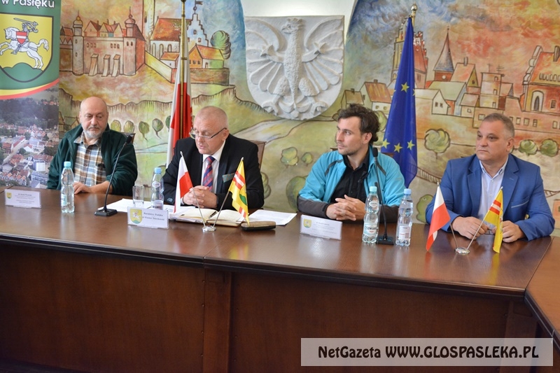 wykopaliska koło zamku