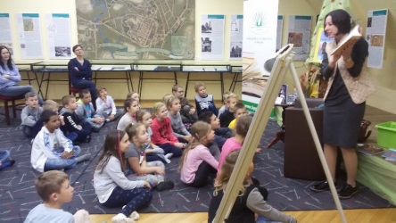 Joanna Wachowiak w bibliotece