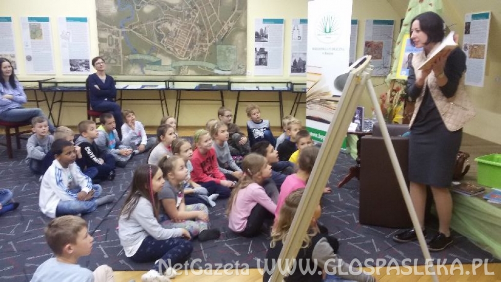 Joanna Wachowiak w bibliotece