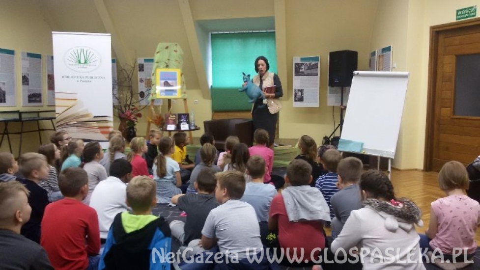 Joanna Wachowiak w bibliotece