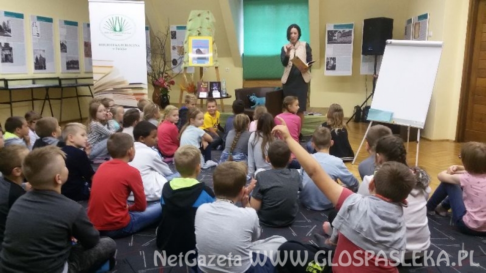 Joanna Wachowiak w bibliotece