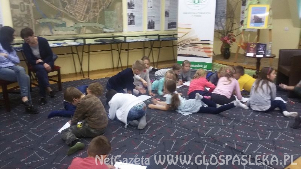 Joanna Wachowiak w bibliotece