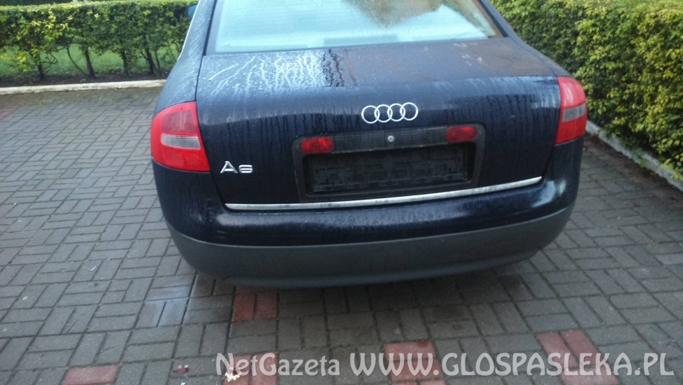 Uszkodzone audi pod pasłęckim szpitalem