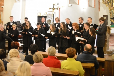 W finale chór i organy