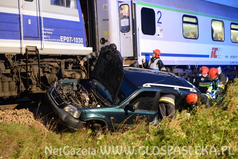 Honda wjechała pod pociąg