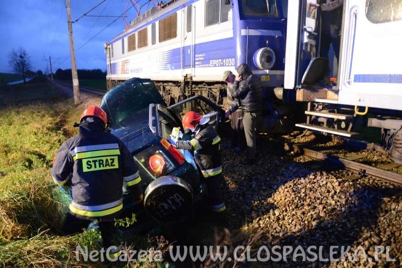Honda wjechała pod pociąg