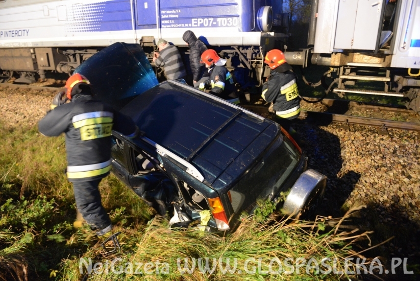 Honda wjechała pod pociąg