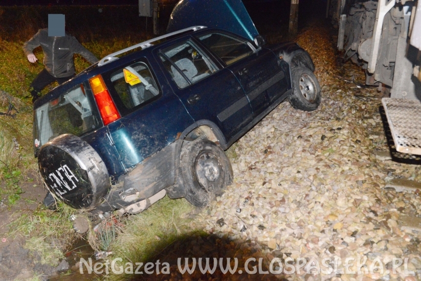 Honda wjechała pod pociąg