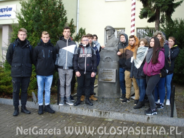 Mundurowi z ZSEiT  w porcie wojennym