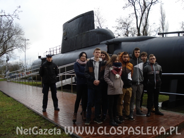 Mundurowi z ZSEiT  w porcie wojennym