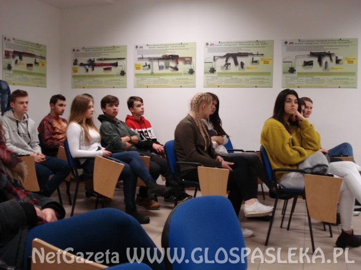 Mundurowi z ZSEiT  w porcie wojennym