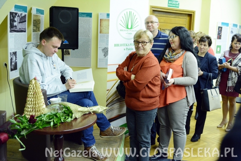 Hołowania w bibliotece